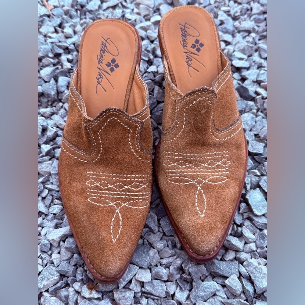 Patricia Nash Battista Tan Suede Slip-On Mules Pointed toes Cowboy boot Sz 6.5